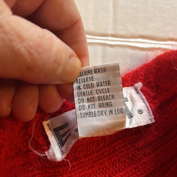 VTG 80s-E. M. T.-M-Red crewneck sweater removable shoulder pads Lambswool blend. - Picture 4 of 10